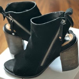 Dolce Vita Black Suede Leather Block Heel Ankle Booties Open Toe Size 8.5 in box